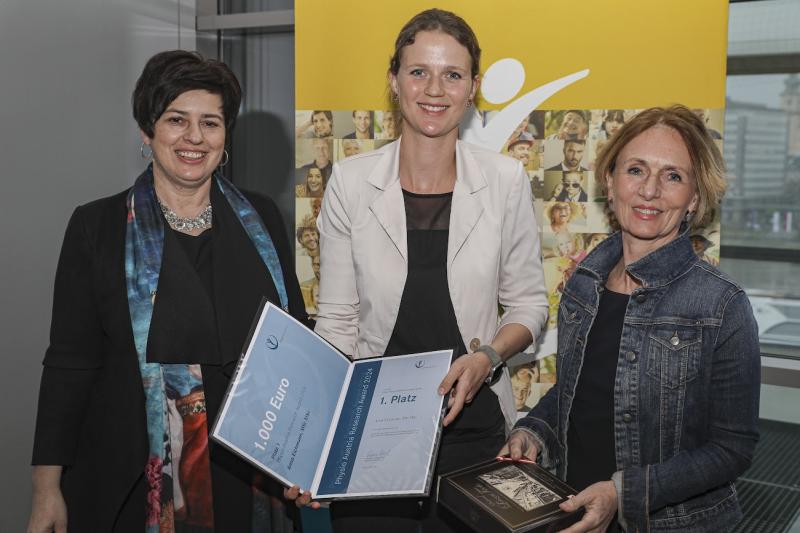 Research Award Gewinnerin Anna Eichmann mit Constance Schlegl und Barbara Gödl-Purrer