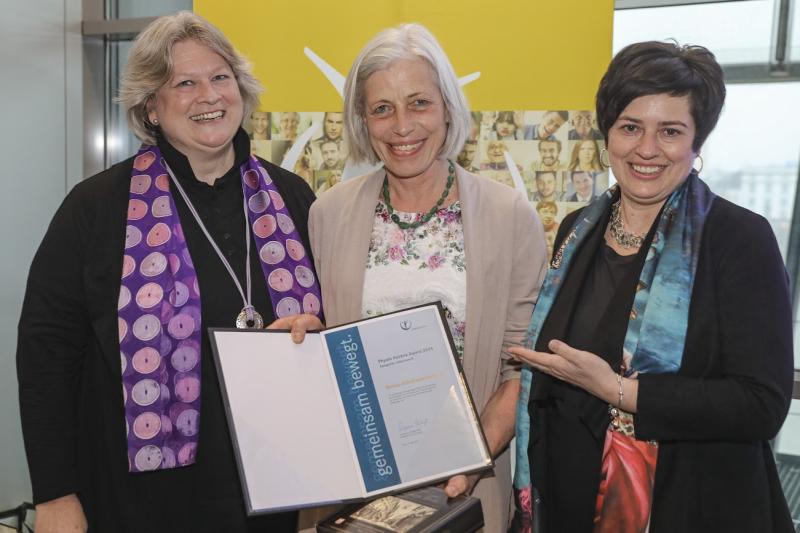 Bettina Scheifinger-Jaufer mit Laudatorin Sabine Stögerer und Präsidentin Constance Schlegl